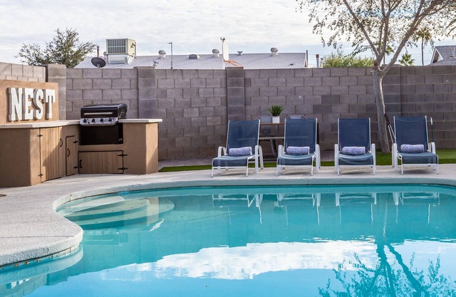 Old Town! - Sleeps 16, w/9 beds! + Pool + Firepit + BBQ +Putting Green