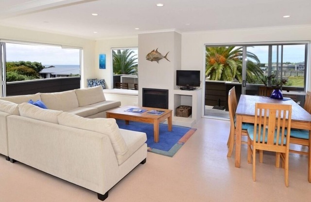 Omaha Sands- Elevated sea views and short walk to the beach