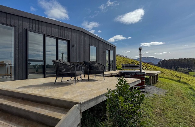 Omakana Cottage - Farm Views & Cedar Hot Tub