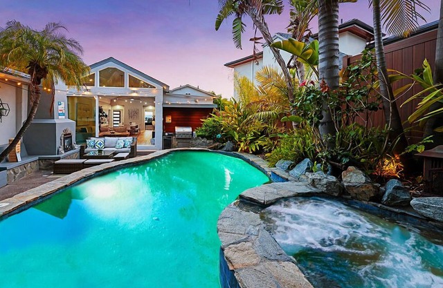 OMG! A BLUE LAGOON IN THE ♥ OF THE CITY? POOL, GAME ROOM, VIEWS, LUXURY