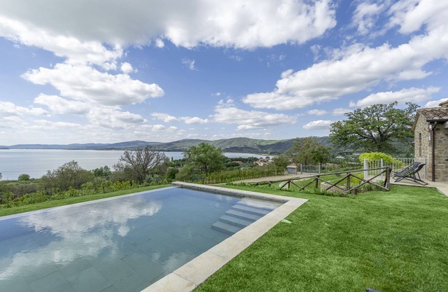 On a private road, nestled among olive trees and unspoilt landscapes, lies Villa Polvese. In an elev