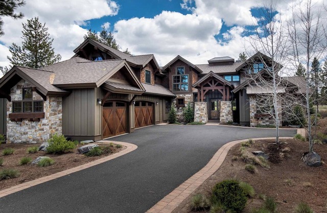 ON CALDERA SPRINGS GOLF COURSE-Spacious 6-bedroom house in enchanting SunRiver!