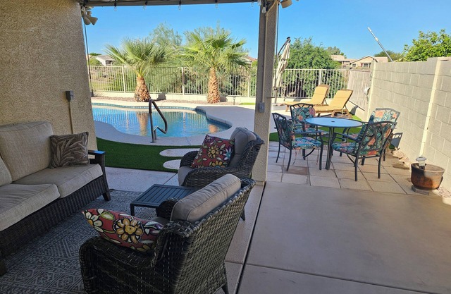 On golf course, private pool, spring training, 25 min to State Farm Stadium