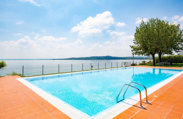 On Lakeside with 3 Pools and Tennis Courts - Apartment Azzurro