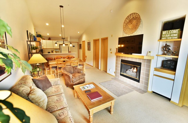 On River Trail! Top Floor Views! 2 Hot Tubs. Walk/Shuttle to Dining, Events