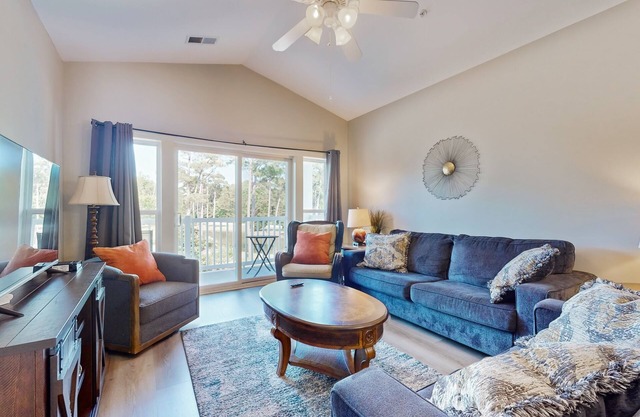 On-site golf condo with scenic balcony, pool access, AC, W/D, & full kitchen