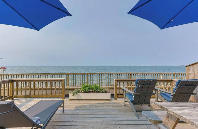 On The Beach! Relax and Unwind at your Private Waterfront Beach Bungalow!
