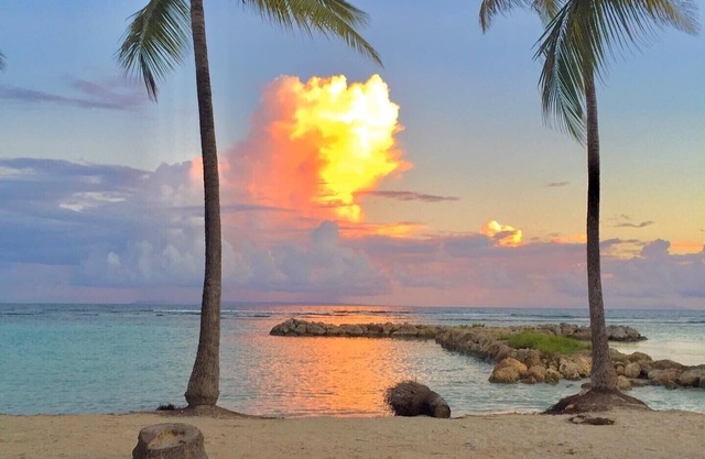 ON THE COCO BEACH: turquoise lagoon & Creole ambience guaranteed.
