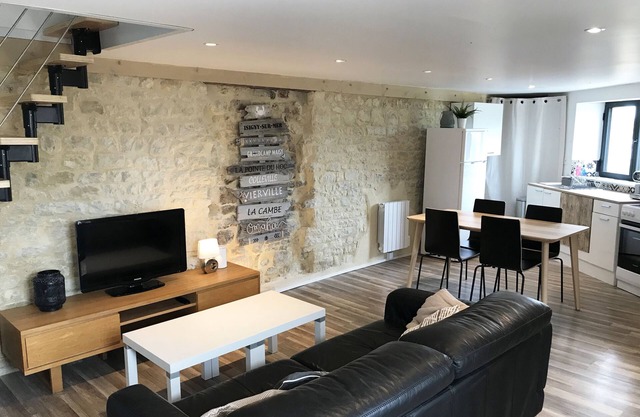 On the harbor 5 minutes from the landing beaches