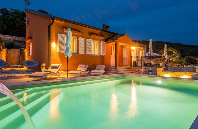 On the island of Cres, in the small quiet coastal village of Miholascica, you will find this comfort