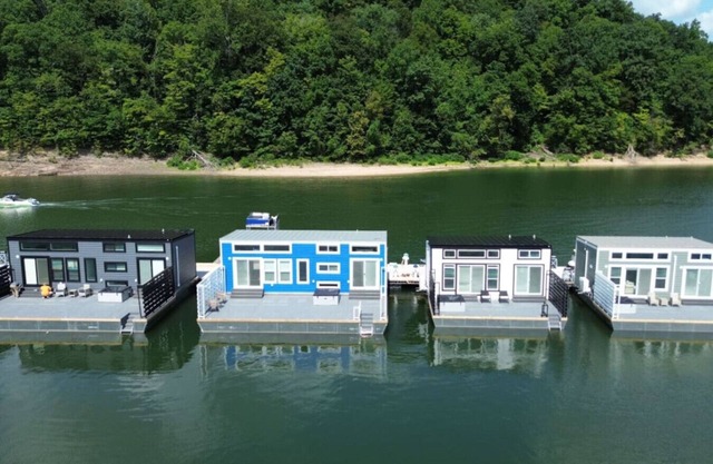 On-Water 10 #34 - Lake Cumberland marina