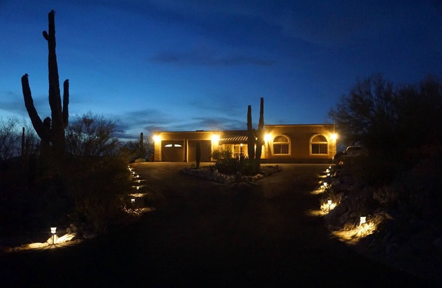 One acre hill top home with 360 degree city & mountain views & Jacuzzi