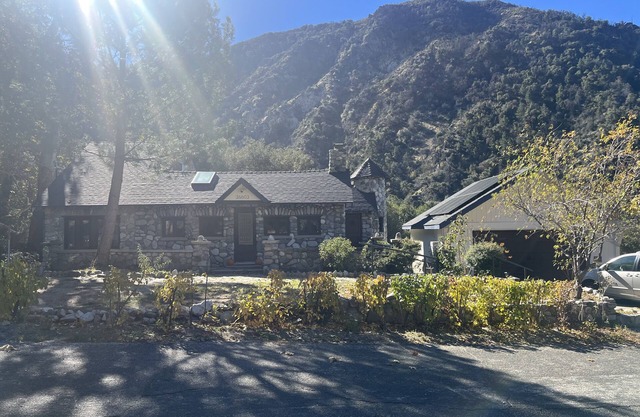 One bedroom 100yr old stone cottage in California National Forest.