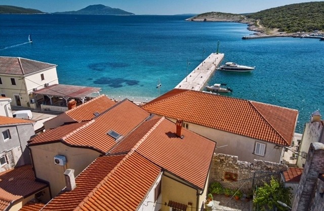 One bedroom apartment near beach Martinšćica, Cres (A-22582-a)