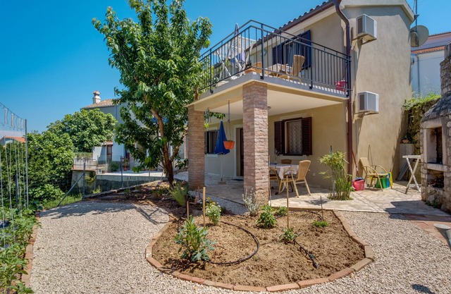 One bedroom apartment with terrace Nerezine, Lošinj (A-18734-a)