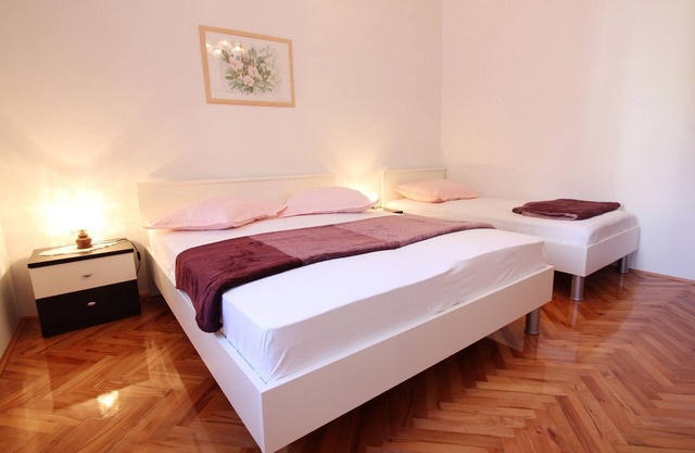 One bedroom apartment near beach Metajna, Pag (A-6486-c)