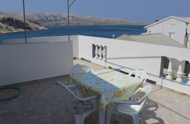 One bedroom apartment with terrace and sea view Metajna, Pag (A-6336-d)