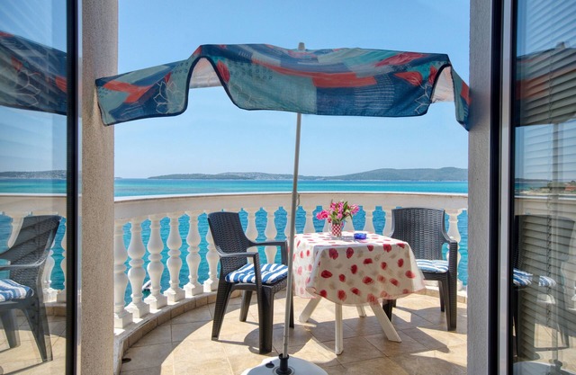One bedroom apartment near beach Brodarica, Šibenik (A-15270-e)