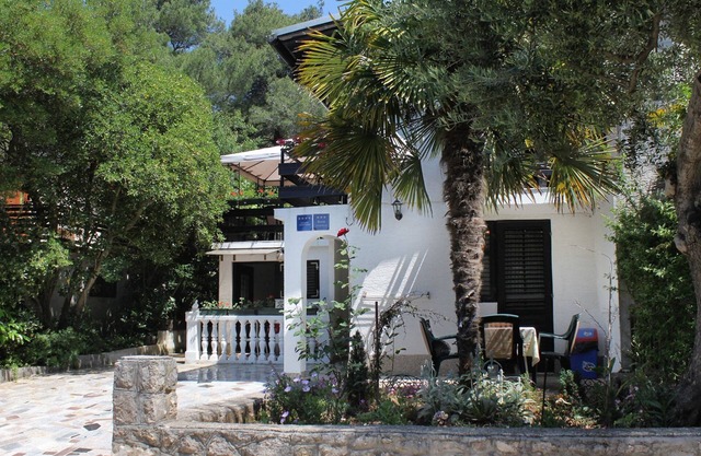 One bedroom apartment with terrace Artatore, Lošinj (A-5377-b)