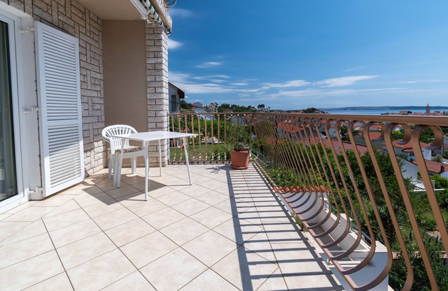 One bedroom apartment with terrace and sea view Rab (A-14120-a)