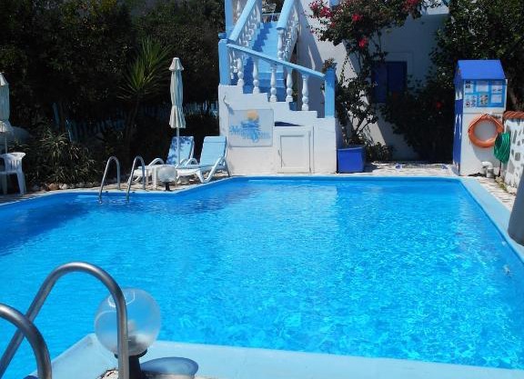 One bedroom appartement at Marathokampou 20 m away from the beach with shared pool furnished terrace and wifi