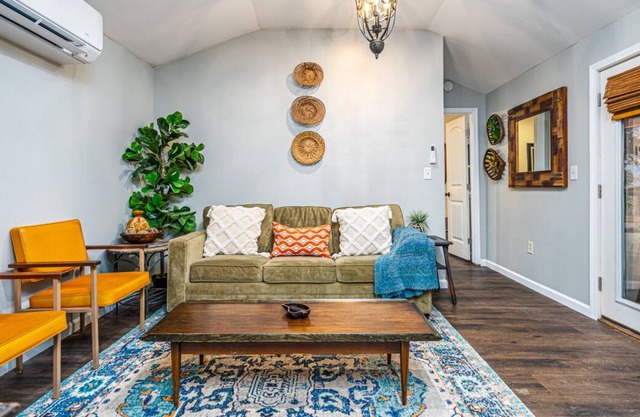 One bedroom Chalet located near Huntsville City Limits. Romantic. Convenient.