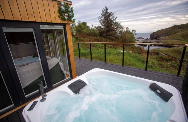 One-bedroom chalet Highland retreat. Breath taking sea views from hot tub