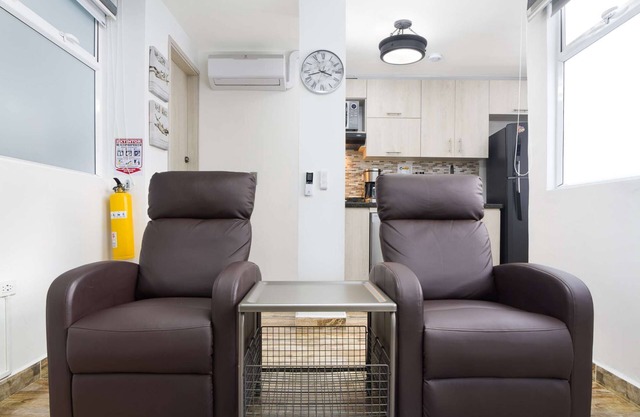 One bedroom Hot tub AC security king bed, Dishwasher