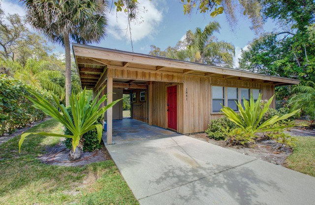 One bedroom Mid-Century Gem, West of the Trail.