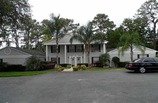 ONE BEDROOM NICE 1 AND 1/2 BATH WITH LARGE SCREEN PORCH