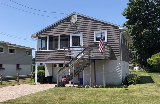 One block from the beach!