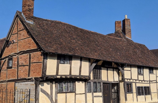 ONE MASONS COURT, pet friendly, with a garden in Stratford-Upon-Avon