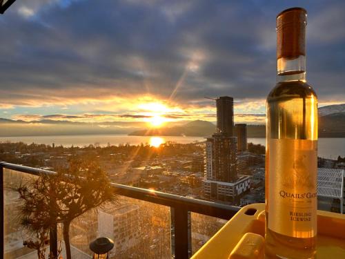 One Million-Dollar Vista Premium 2-Bedroom entire Flat with Lake & City Views