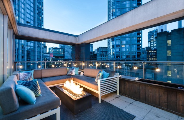One-of-a-Kind Luxury 3 Bed Penthouse w/huge Private Patio, Hot tub & Firetable!
