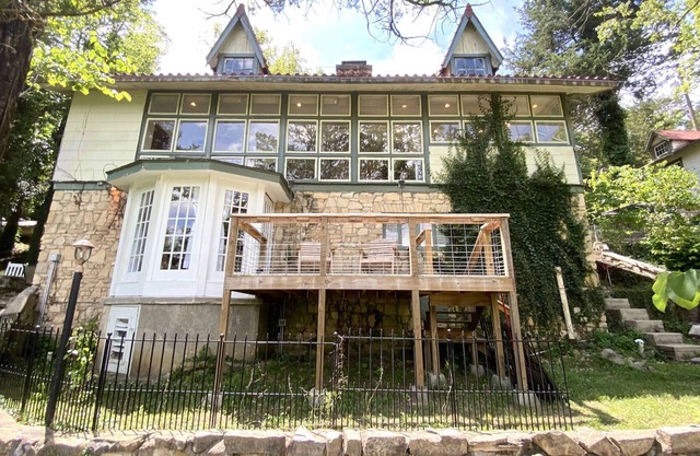 One of a Kind Mountain Top Cottage!