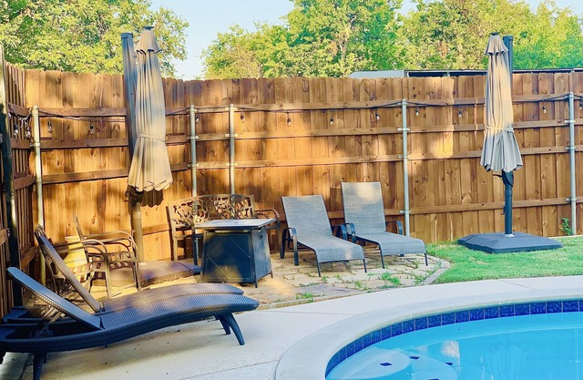 One room guest house with private pool & hot tub, 20 min from Dallas