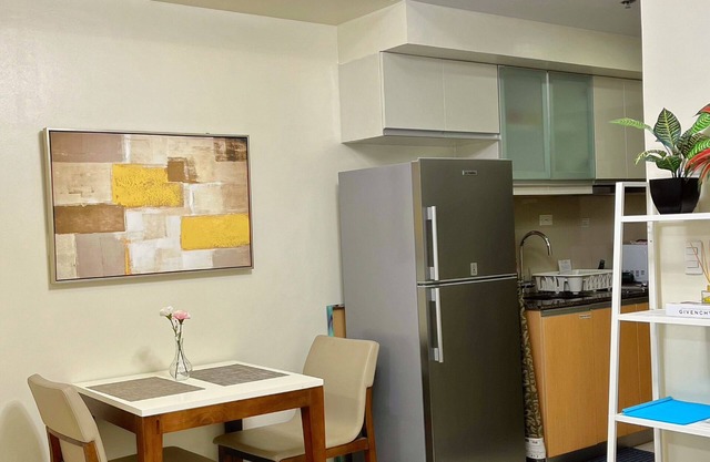 One Uptown Residence BGC 1BR, Netflix, w/pool use, fast WiFi