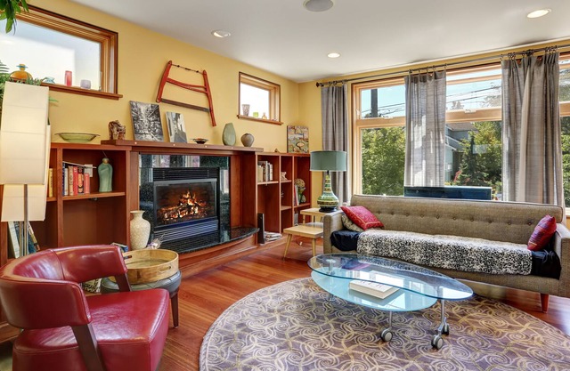 Open Floor Plan Home In Quiet Family Neighborhood in Phinney Ridge