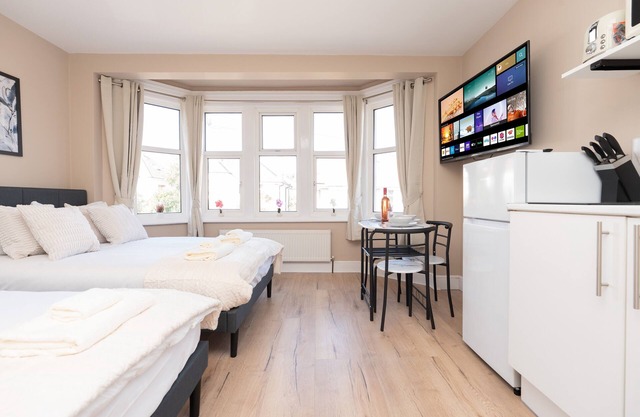 Open Mind Property - Studio Perfect for 3