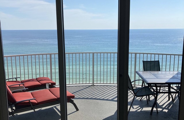 OPEN Oct 23-Nov 1 Condo on the beach; Two free beach chairs Mar-Oct