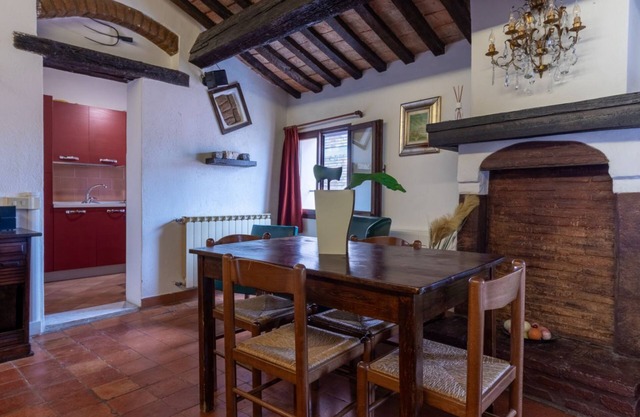 Open space studio apartment located on the second floor of a building, without lift, of 61 m2, there are 3 flights of stairs.It accommodates 5 people with a double bed, a single folding bed (openable) and a double sofa bed.It is located in the ancient he