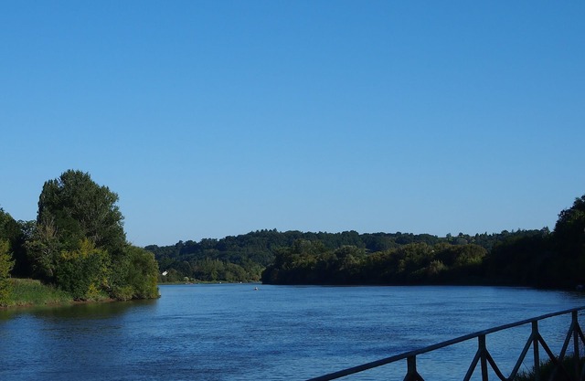 Opposite Saint-Emilion, by the river, in the heart of the Bordeaux vineyards