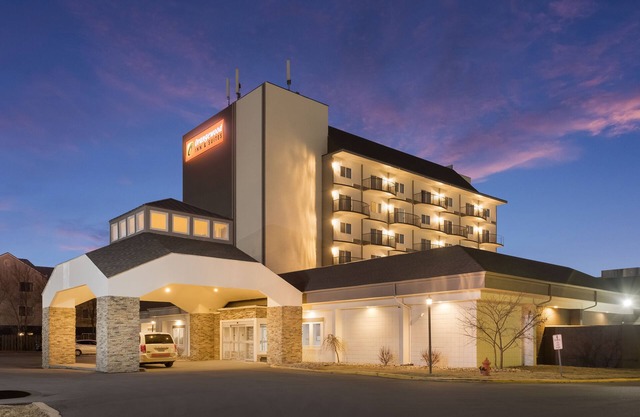 Orangewood Inn & Suites Kansas City Airport