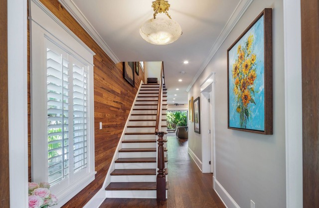 Orchids-N-Paradise 3 En-suite Bedrooms, Cottage Fully Fenced Front Porch & Yard