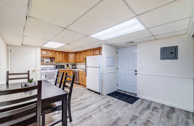 Orem Lower Level Apartment w/Hot Tub access! 6 minutes to Provo Canyon