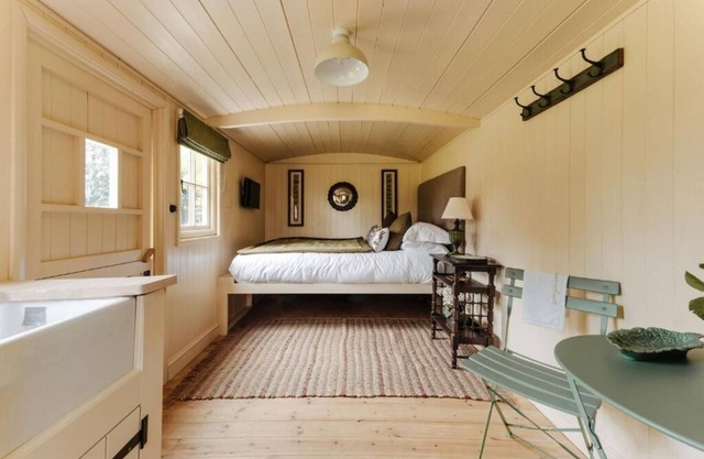 Ormesby Manor - Shepherd's hut Gamekeeper