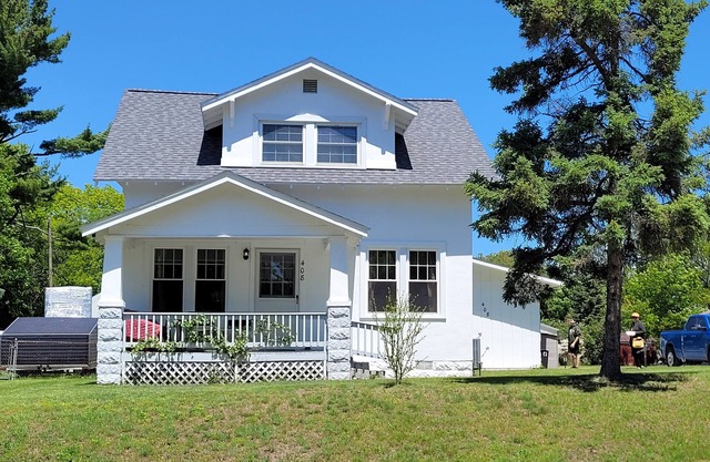 Oscoda Hilltop Haven - Great Location near Beach and Downtown! Pet-Friendly with New Central A/C!