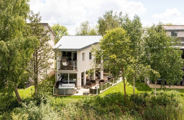 Osprey Lodge - CW64 - HOT TUB - Lakeside Spa Property