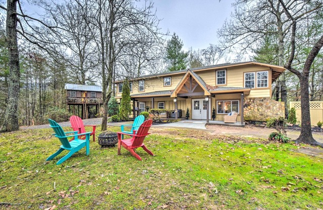 Otto Home w/Fire Pit, Tree House & Hot Tub!