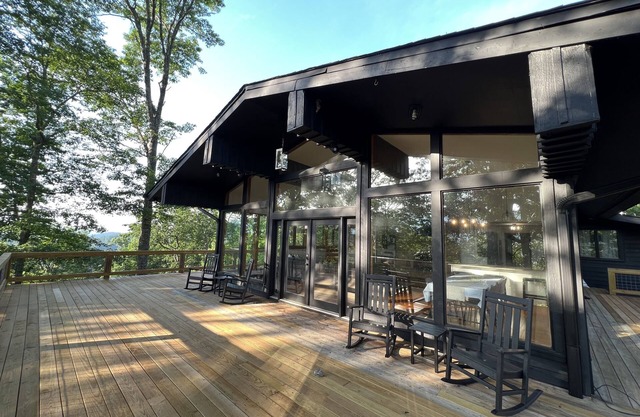 Otto, NC Mountain Family Cabin w/breathtaking view, sleeps 10 access to river